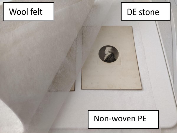 Fig. 2 – An intaglio print is dried between DE stones with a piece of wool felt. Photography by Ewa Paul. 